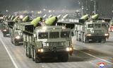 Een foto vrijgegeven door het officiële Noord-Koreaanse Centrale Nieuwsagentschap (KCNA) toont raketten en rakettransportvoertuigen die worden tentoongesteld in een militaire parade.