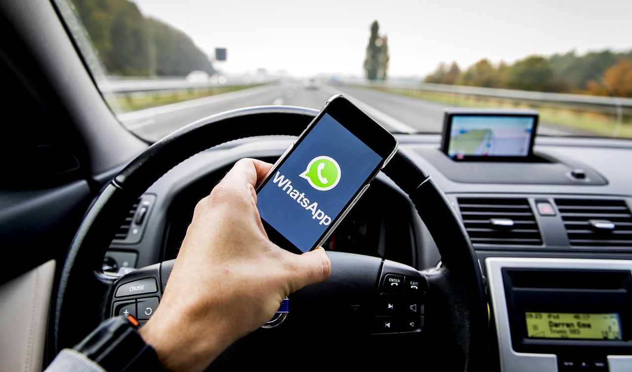 Bijna 75.000 mensen bekeurd voor bellen of appen in auto in 2017 
