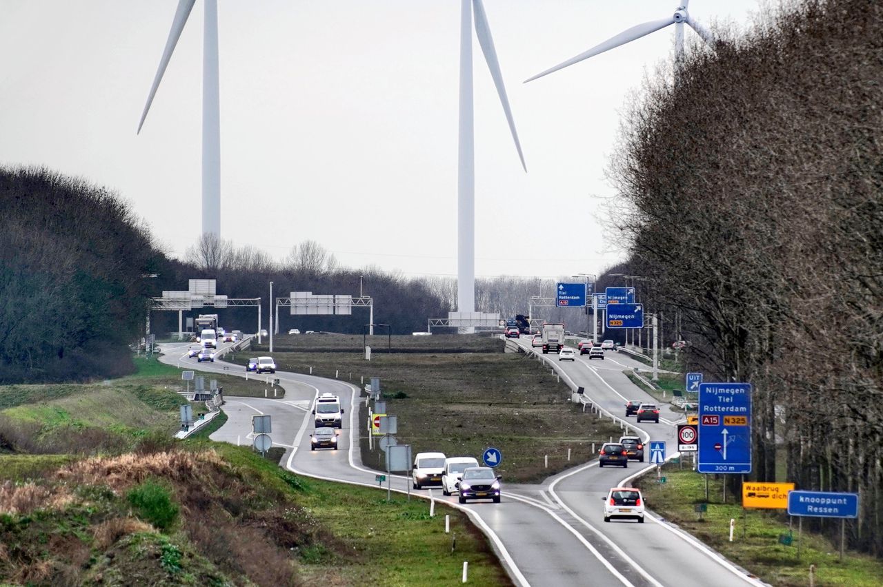 Nederland, Bemmel, 22-12-2020. De A15 gaat hier bij knooppunt Ressen over in de N15.