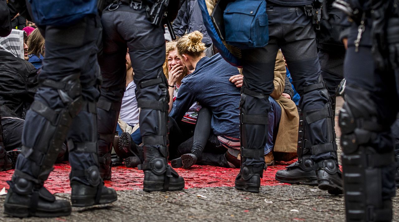 Een huilende vrouw tijdens de ontruiming van het Maagdenhuis door de ME. Studenten hielden dit pand van de Universiteit van Amsterdam (UvA) bezet, uit protest tegen het bestuur van de universiteit.