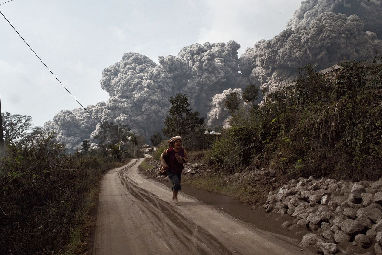 Uitbarsting van de Sinabung op Noord-Sumatra, Indonesië, 1 februari 2014. Er vielen veertien doden.