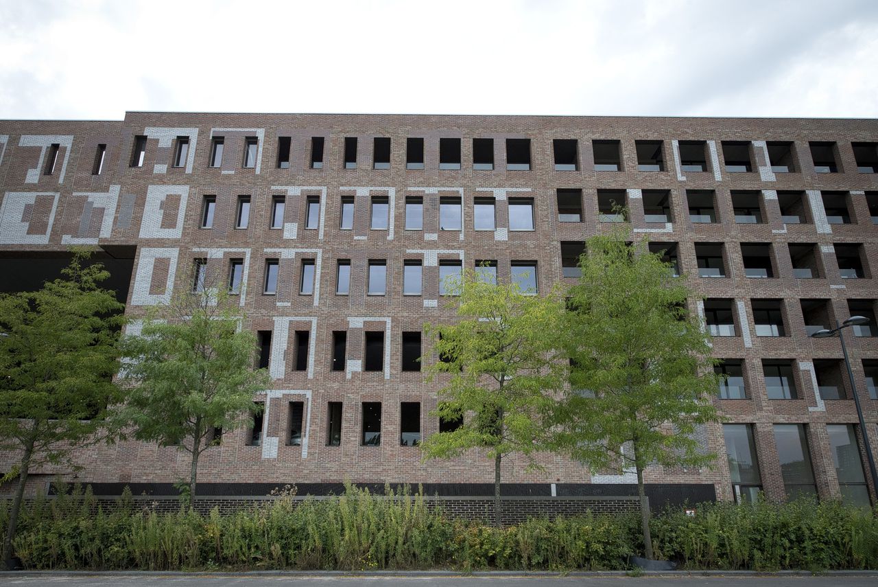 Nieuw station breda is een publieke kamer nrc Woonkamer set grijs