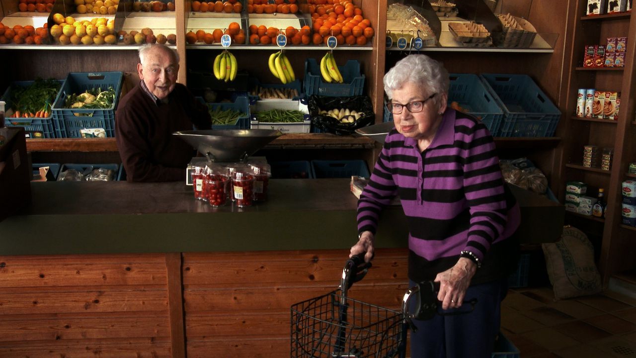 Stilll uit de prijswinnende documentaire Van verlies kun je niet betalen’ over een bejaard echtpaar dat na hun pensioen doorging in hun Vlissingse groentenwinkel.