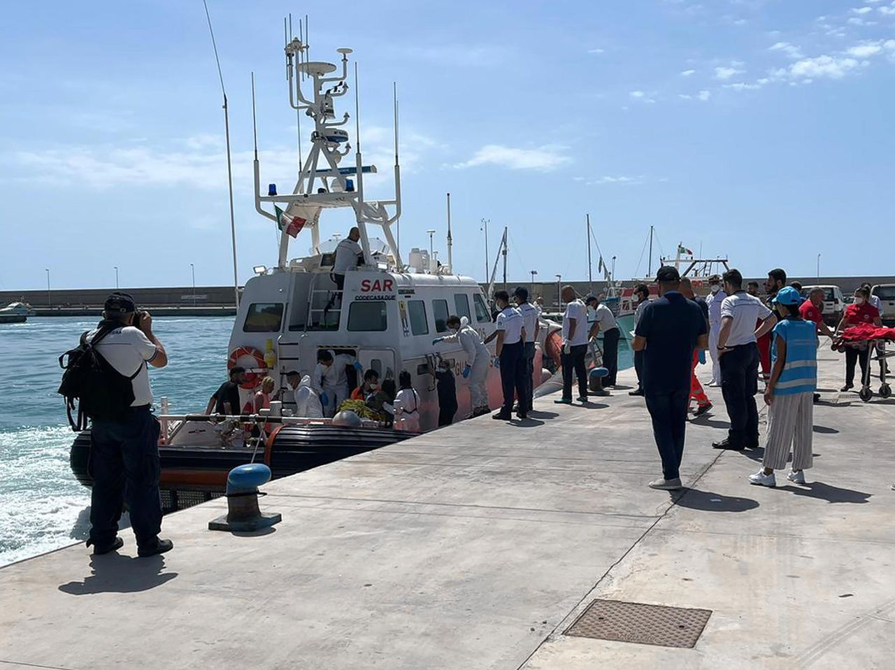 Zeker elf doden en tientallen vermissingen nadat twee migrantenboten zinken voor Italiaanse kust 
