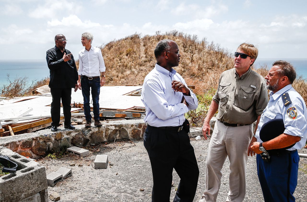 Koning Willem-Alexander in gesprek met William Marlin, premier van Sint-Maarten, tijdens de rondleiding over het door orkaangeweld getroffen eiland.