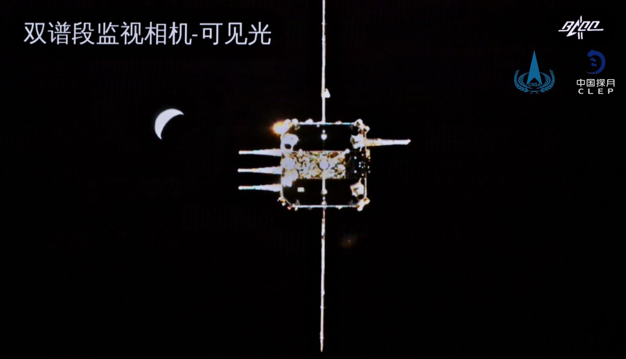 Op deze foto, vrijgegeven door Chinese ruimtevaartorganisatie CNSA, koppelt de stijgtrap van de maanlander aan moederschip Chang'e 5.