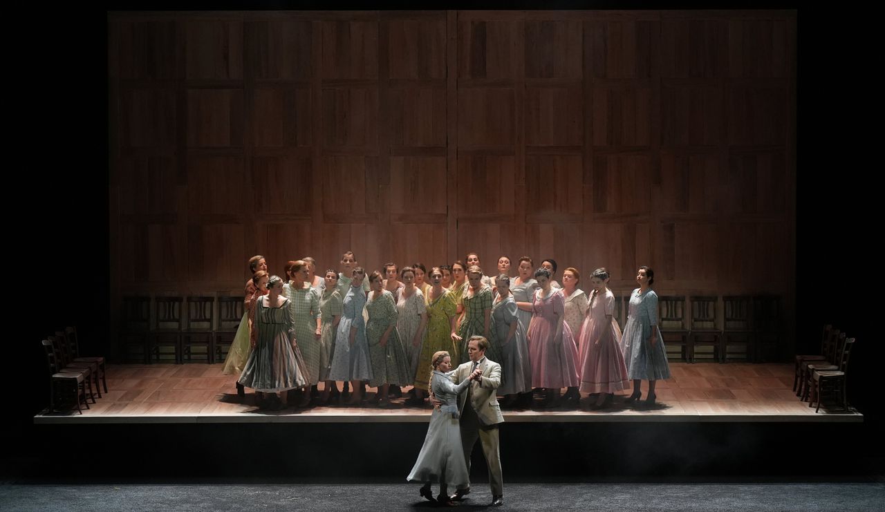 Scène uit Tsjaikovski’s opera Jevgeni Onjegin door de Muntopera Brussel in regie van Laurent Pelly.