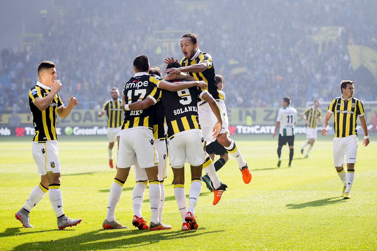 Vitesse-spelers vieren de 1-0 tegen FC Groningen.