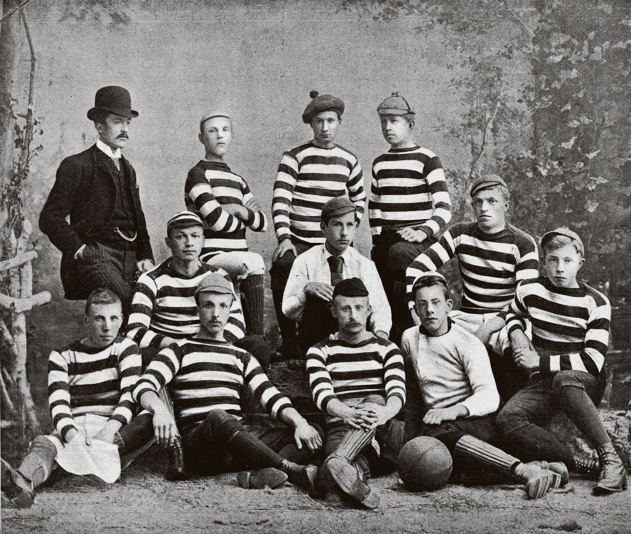 Teamfoto HFC, van 27 april 1890. Zittend op de grond, derde van links: Pim Mulier.