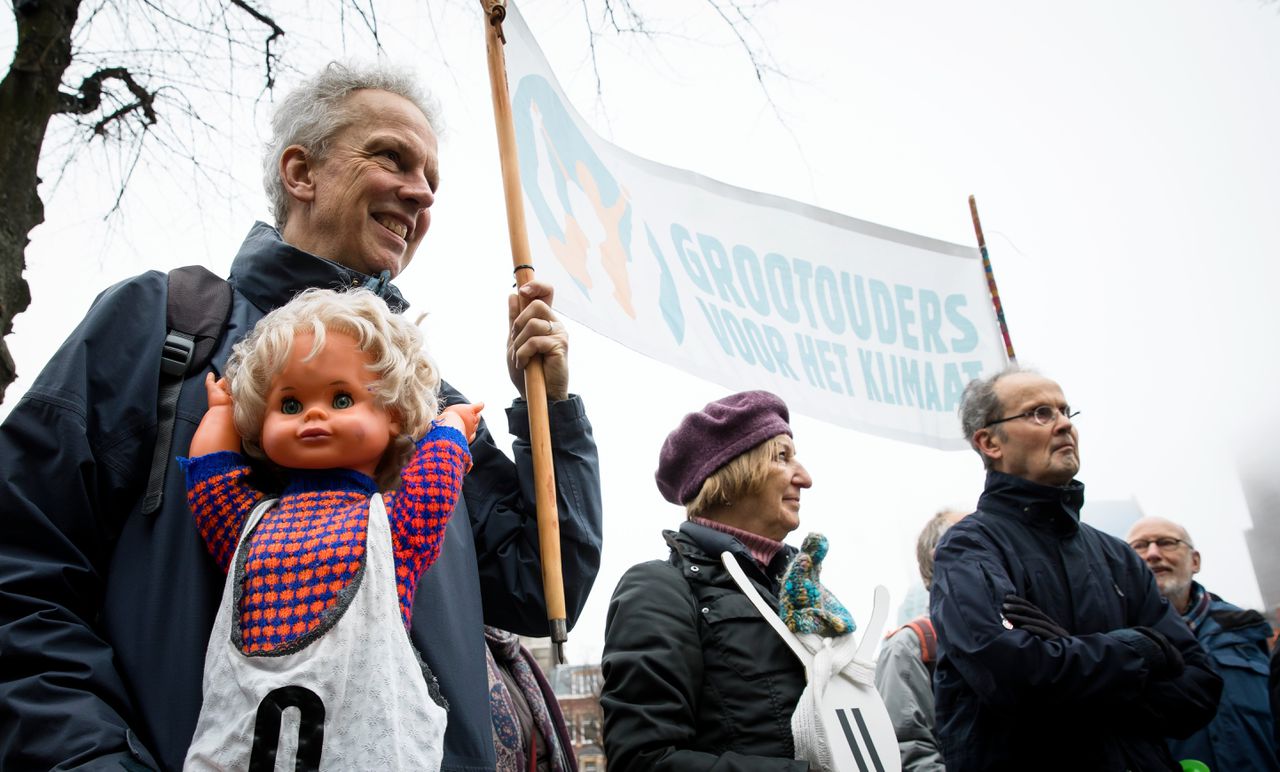 Grootouders voor het Klimaat demonstreren op het Plein in Den Haag