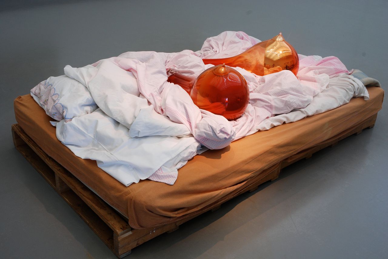 Twee glanzende borsten in een boom: de zachtheid én hardheid van de glaskunst van Maria Roosen