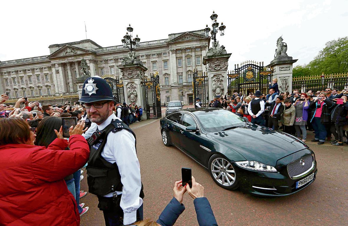 De eerste dag van Cameron na zijn overwinning. Foto Reuters, AP, AFP