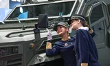 Twee leden van de Groomettes Service bij de defensie- en veiligheidsbeurs in Parijs in 2024. 