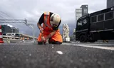 Een arbeider werkt op de snelweg A10, in Amsterdam. Foto Sander Koning/ANP 