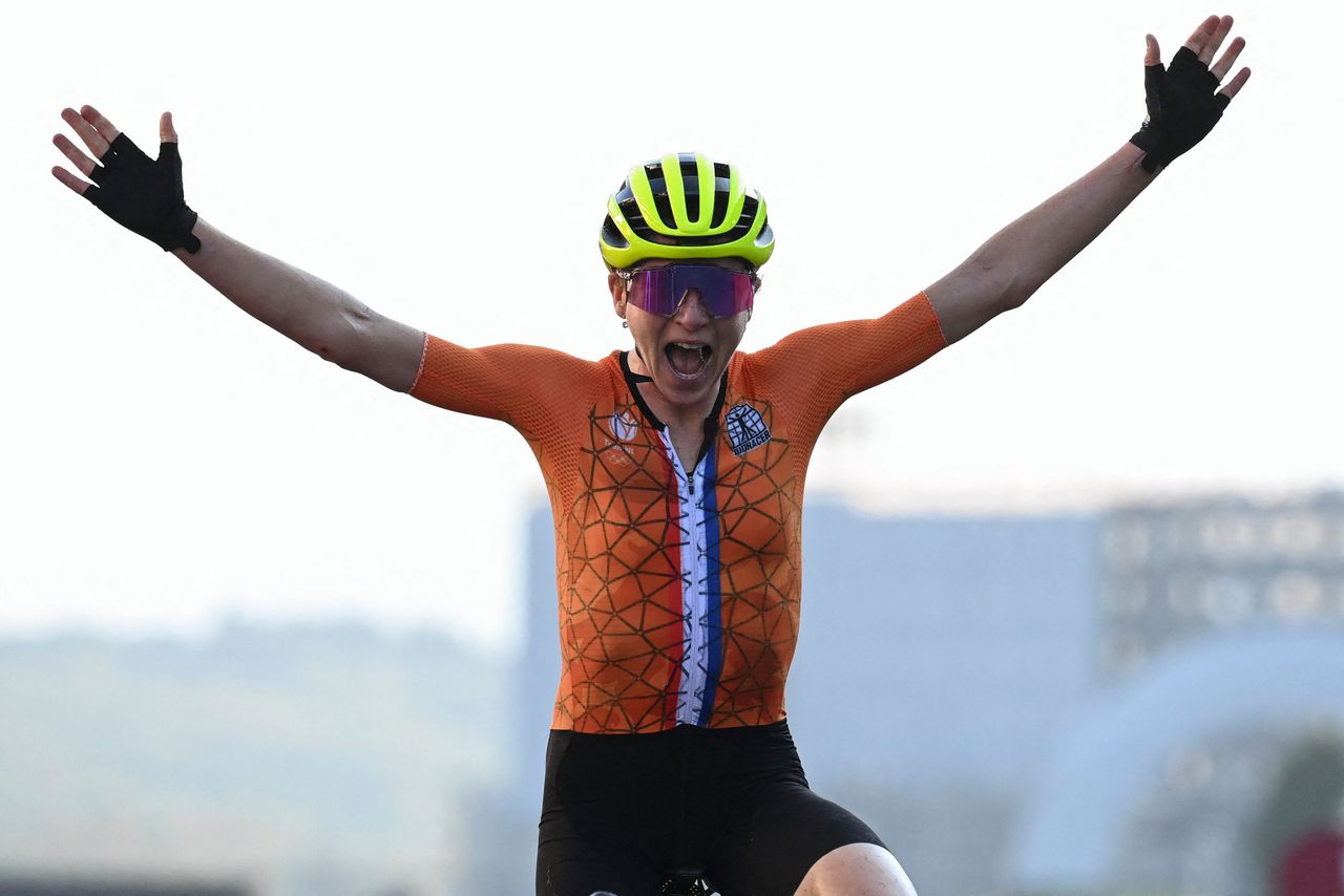 Annemiek van Vleuten finisht, in de veronderstelling dat ze olympisch goud heeft.