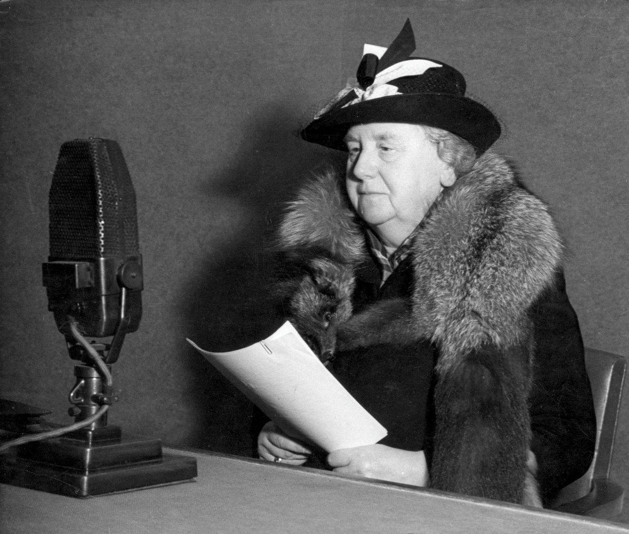 Koningin Wilhelmina spreekt tijdens de oorlog vanuit Londen via Radio Oranje tot het Nederlandse volk.