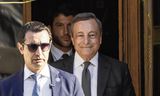 Martedì il primo ministro italiano Mario Draghi (a destra) nella sua casa di Roma.