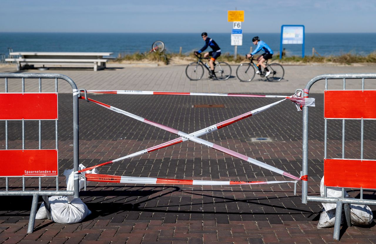 Een gesloten parkeerplaats bij Zandvoort. Premier Mark Rutte riep Nederlanders afgelopen maand op niet naar het strand te gaan, ondanks het mooie weer.