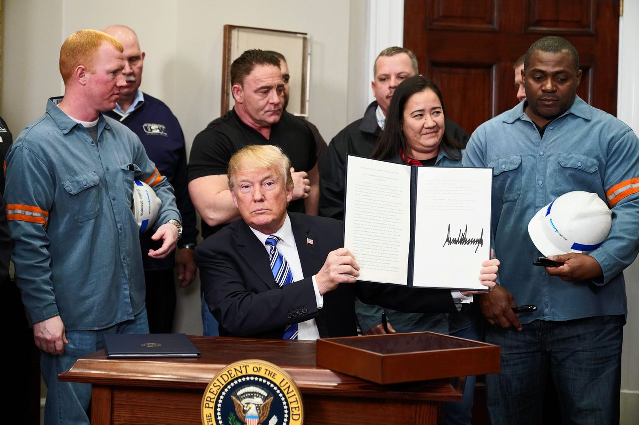 President Donald Trump heeft de verklaring over importheffingen op staal en aluminium donderdag ondertekend in het Witte Huis. Hij werd omringd door werknemers uit de Amerikaanse staalindustrie.