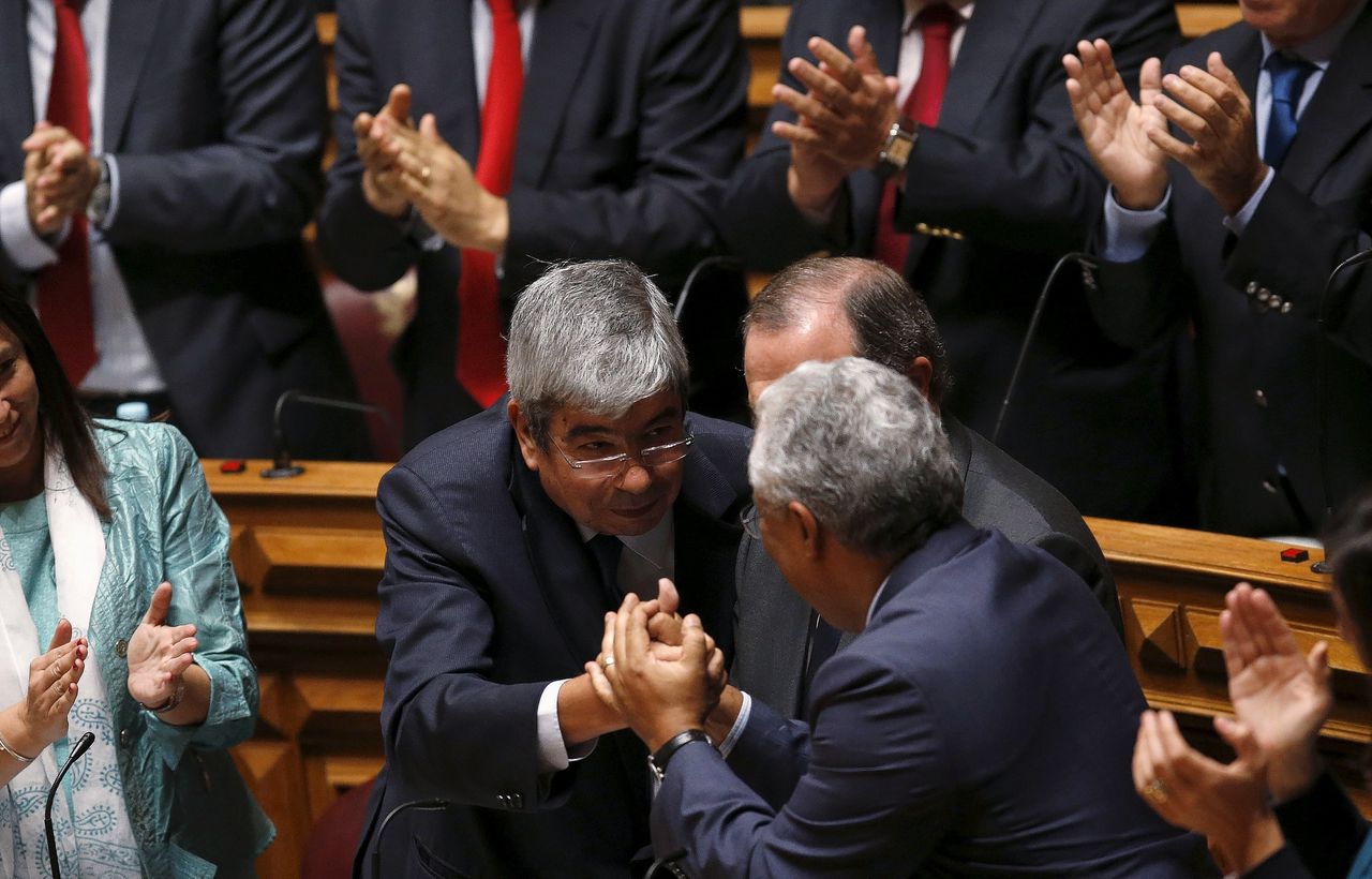 Eduardo Ferro Rodrigues (links) wordt gefeliciteerd door de leider van zijn partij, Antonio Costa na zijn verkiezing tot president van het parlement. Foto Rafael Marchante