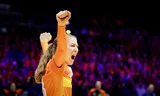 Keepster Yara ten Holte  juicht tijdens het gewonnen groepsduel  met Frankrijk in de hoofdronde van het WK handbal in Ahoy Rotterdam.  