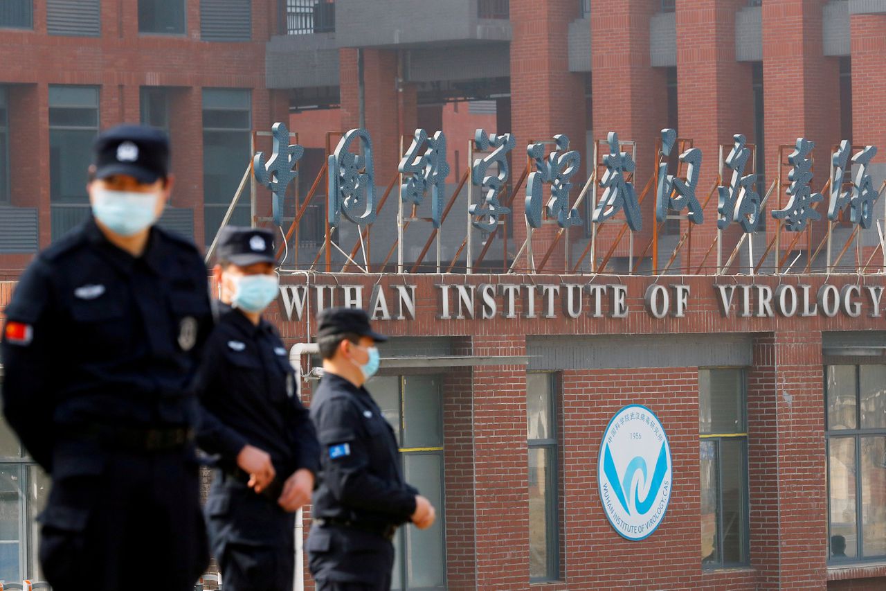 Het prestigieuze biomedisch laboratorium WIV in Wuhan wordt bewaakt door Chinese agenten tijdens het bezoek in februari van een WHO-missie.
