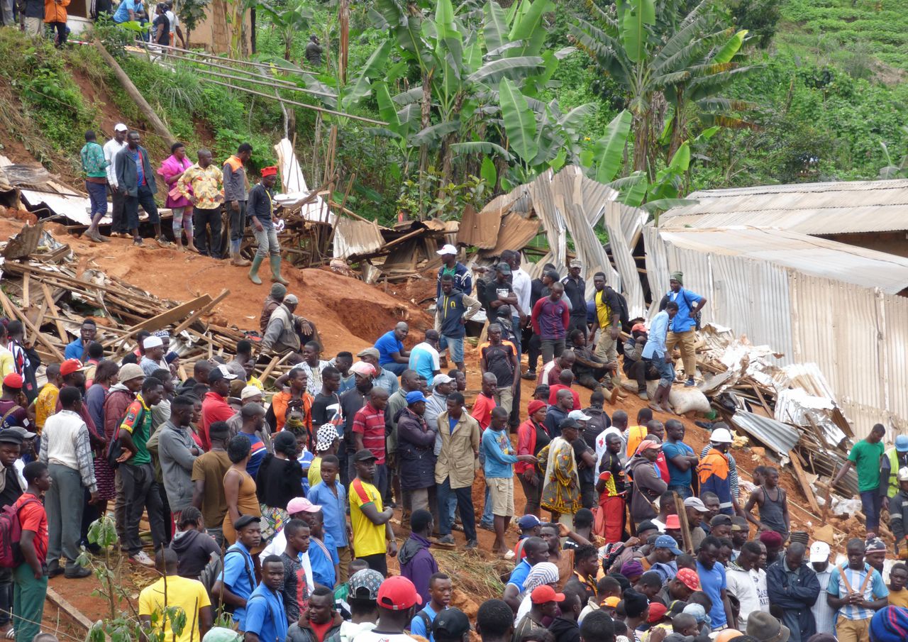 Reddingswerkers op zoek naar overlevenden bij Bafoussam in het westen van Kameroen.