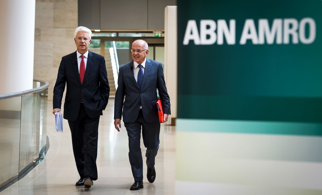 CEO Gerrit Zalm (R) en CFO Kees van Dijkhuizen onderweg naar de presentatie van de halfjaarcijfers van ABN Amro op 22 augustus vorig jaar.