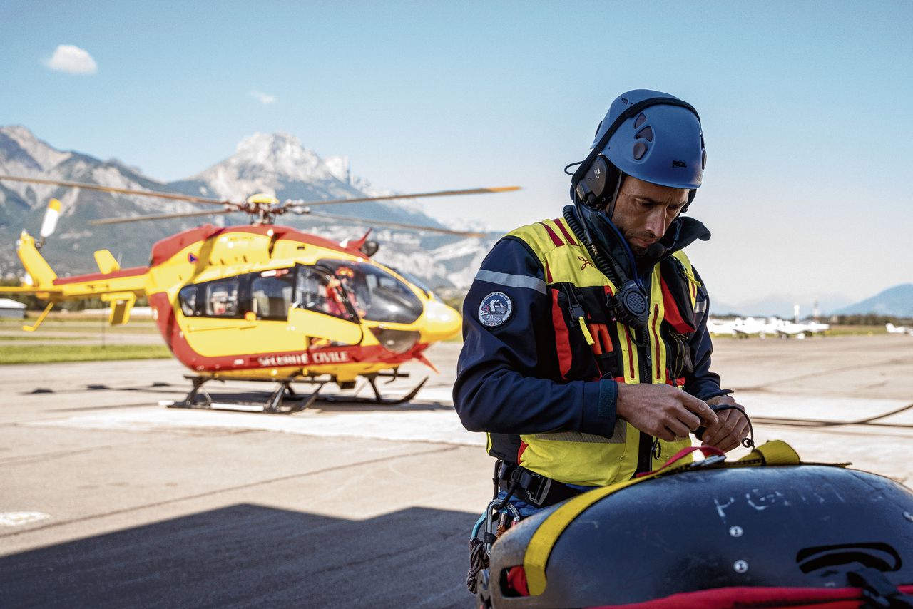Reddingswerker Jean-Sébastien bereidt zich voor om per helikopter te vertrekken om een vrouw met een gebroken arm te redden.