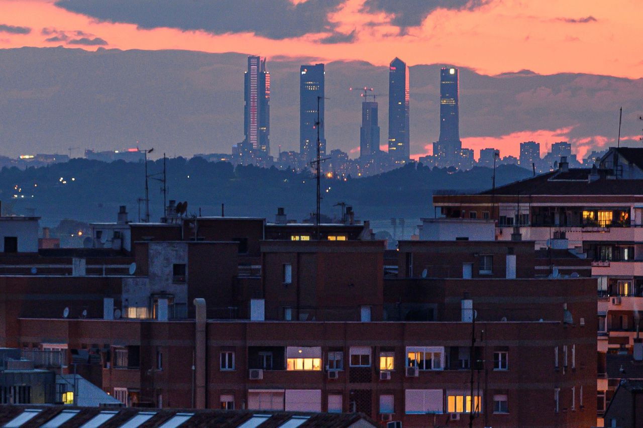 De skyline van Madrid is dankzij de schone lucht 30 kilometer verderop zichtbaar vanuit de naburige stad Alcala de Henares.