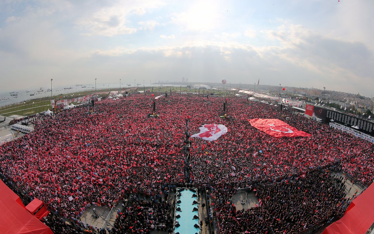 Bij een 'Vote Yes'-bijeenkomst in aanloop naar het referendum spreekt Erdogan het publiek toe.