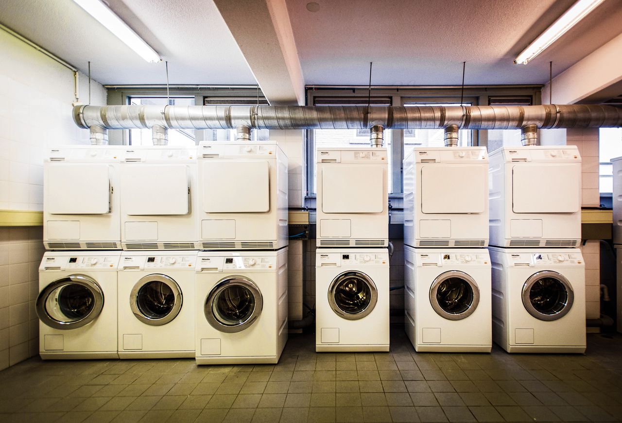 Wasmachines in het Flexhotel Zuiderpark in Rotterdam. Het hotel is bestemd voor de huisvesting van arbeidsmigranten uit de EU.