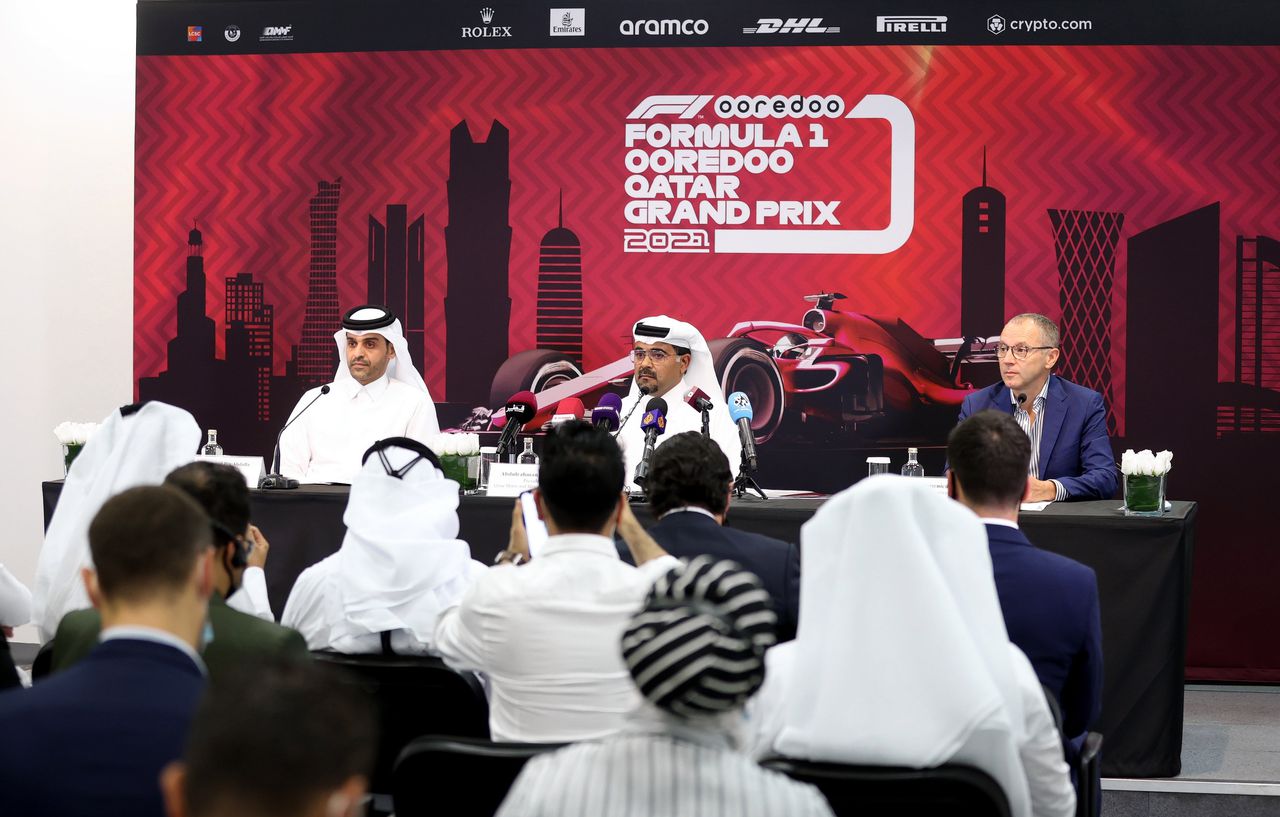 Formule 1-directeur Stefano Domenicale (rechts) donderdag bij de aankondiging van de overeenkomst met Qatar.