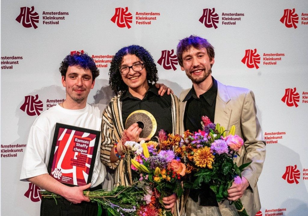 Ayoub Kharkhach wint Amsterdams Kleinkunst Festival met liedjes en verhalen over religie en kinderoncologie 