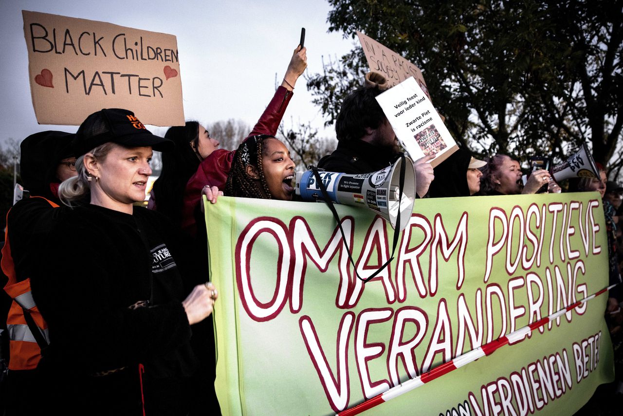 Actievoerders tegen Zwarte Piet werden met eieren onthaald in de Zaanstreek 