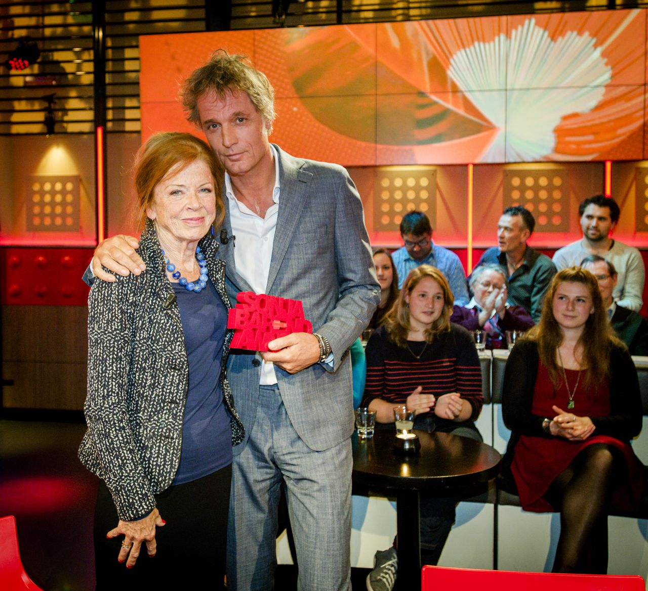 Sonja Barend en winnaar Jeroen Pauw (interview: Frans Timmermans, Pauw) met de Sonja Barend Award, de prijs voor het beste tv-interview, in de studio van DWDD. Het gesprek met Pauw was volgens de jury het spannendste van het seizoen.