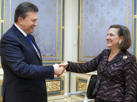 De Oekraïense president Janoekovitsj begroet de Amerikaanse onderminister van Buitenlandse Zaken, Victoria Nuland. Uit een uitgelekt telefoongesprek uit ze kritiek op de manier waarop de EU de crisis in de Oekraïne aanpakt