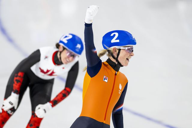 Marijke Groenewoud viert haar gouden medaille. 