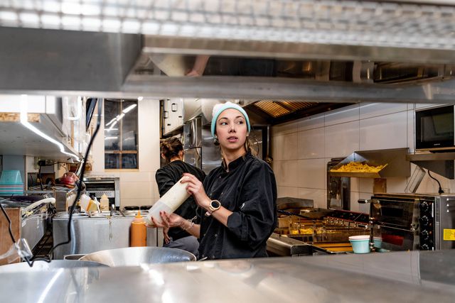 ‘Dark kitchens’: in deze keukens wordt alleen voor websites gekookt - NRC