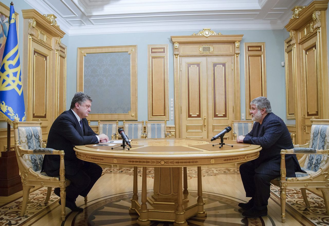 Twee Oekraïense oligarchen in gesprek: toenmalig president Petro Porosjenko (links) sprak in 2015 met Igor Kolomojsky, destijds gouverneur van de toenmalige regio Dnipropetrovsk (nu Dnipro geheten), op het presidentieel kantoor in Kiev.