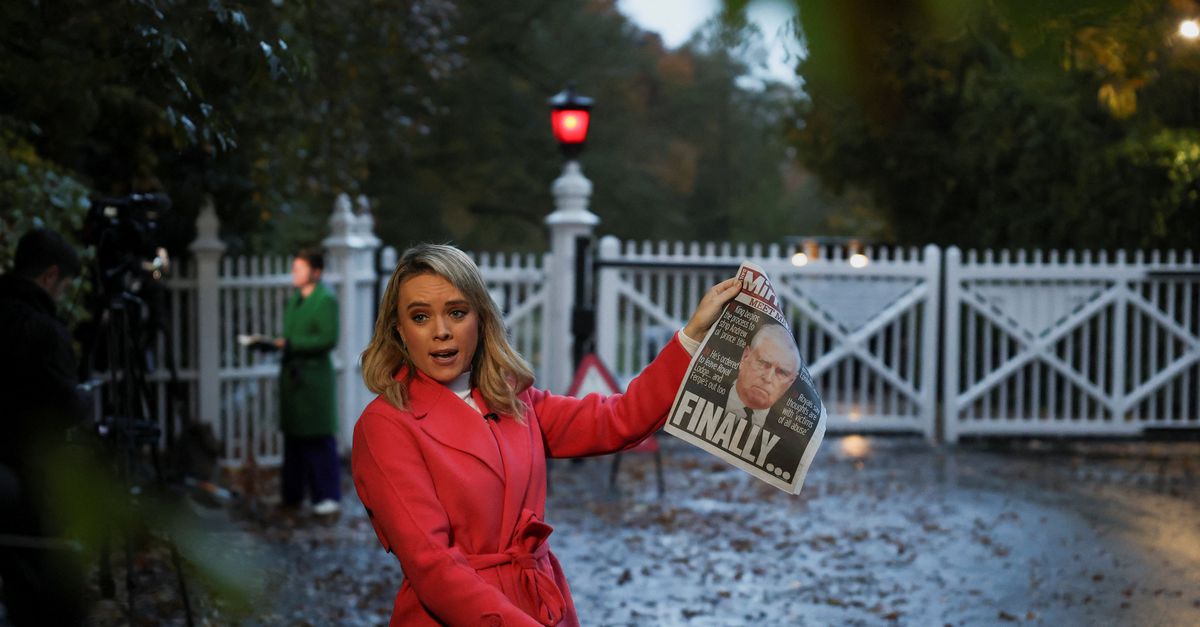 Om de monarchie te beschermen pakt Charles zijn broer Andrew aan