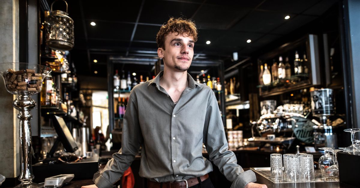 Hoe vergaat het de coronaklas uit 2021? Rick heeft ‘al dat gedoe’ verdrongen, Emin viel vijftig kilo af, Koen fietst naar Japan en Julia kijkt ‘niet zwaarmoedig’ terug