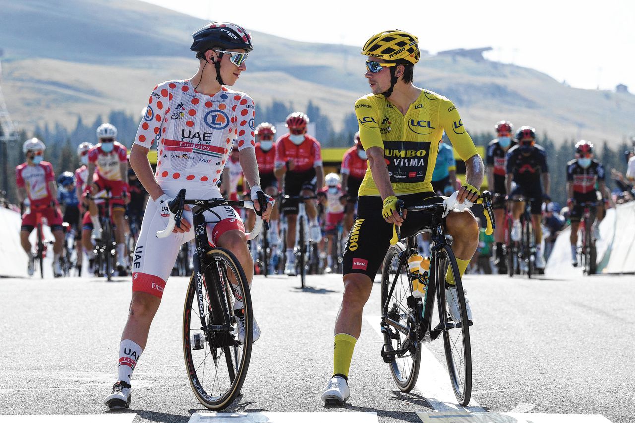 Tadej Pogacar (links) en Primoz Roglic in de Tour de France van vorig jaar.