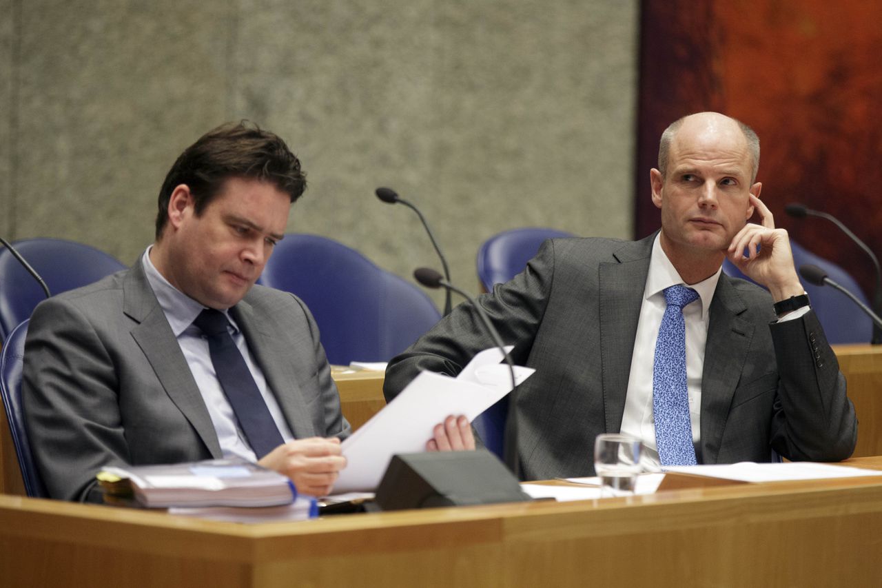 Staatssecretaris Frans Weekers (links) en minister Stef Blok van Wonen en Rijksdienst vorig jaar tijdens het debat over het Belastingplan 2013.