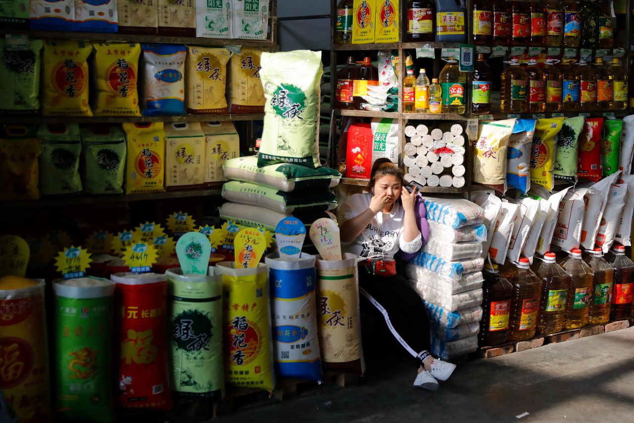 Een Chinese winkelier op een markt in Beijing.