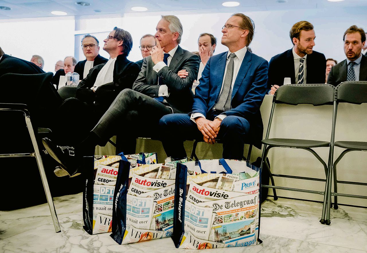 De geschorste TMG-bestuurders, topman Geert-Jan van der Snoek en financieel directeur Leo Epskamp, vinden dat de commissarissen een „boardroom coup” hebben gepleegd.