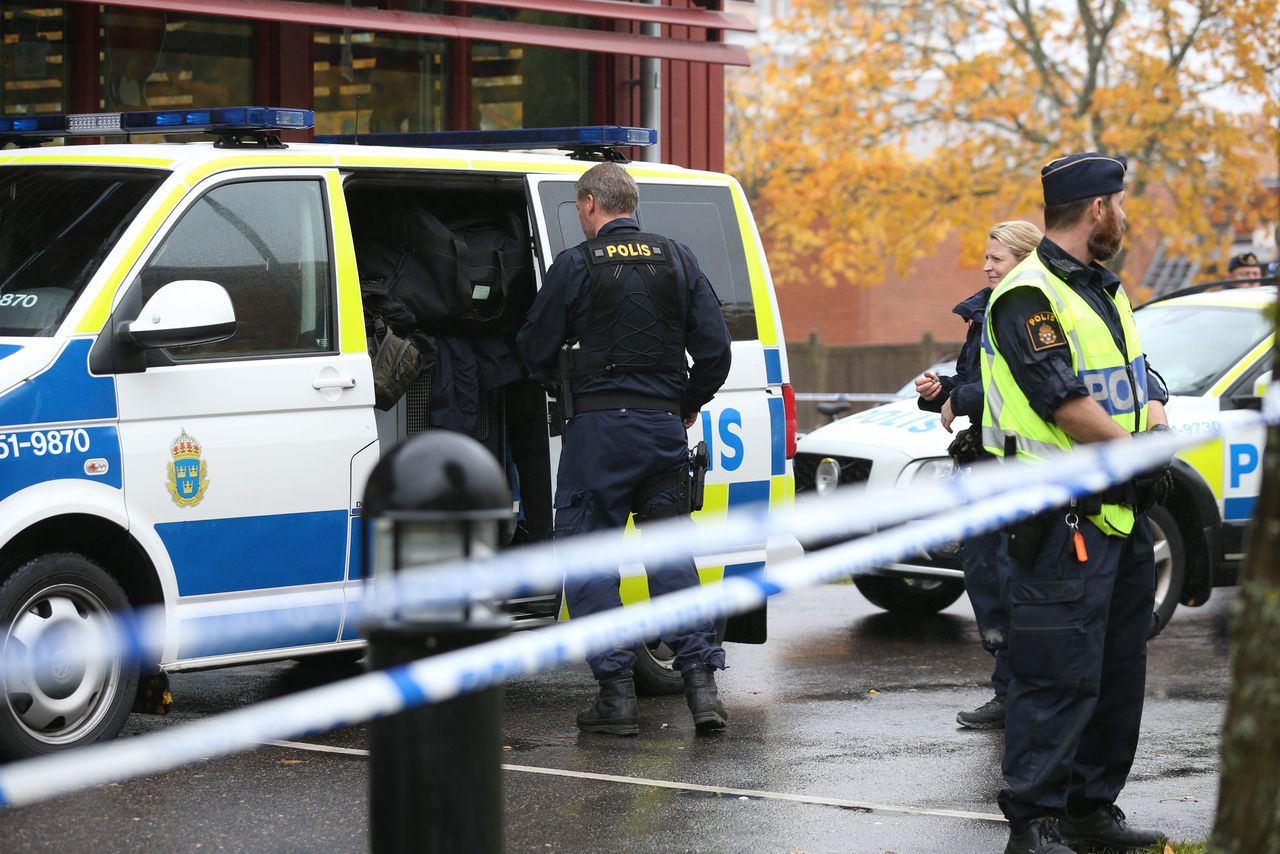 De Zweedse hulpdiensten haastten zich na de aanval naar de school.