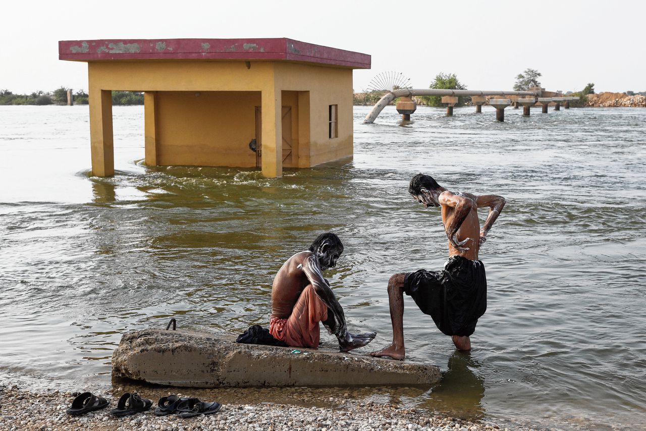 Pakistanen door watersnood in tenten of in de berm: ‘Ik was bang dat het water ons zou overvallen’ 