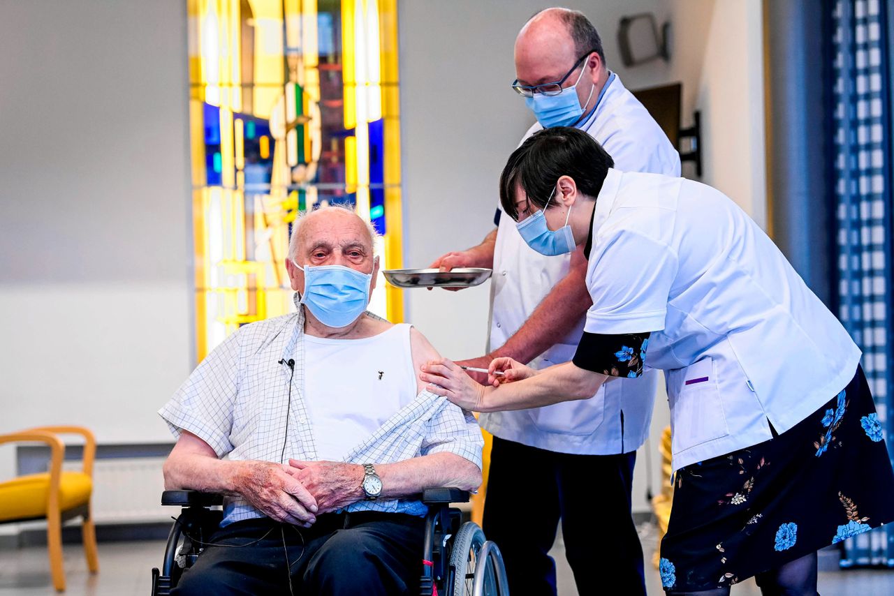 De 96-jarige Jos Hermans krijgt als eerste het Belg coronavaccin toegediend.