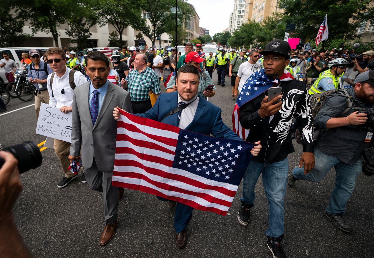 Leden van de alt-right-beweging tijdens de demonstratie in Washington zondag.